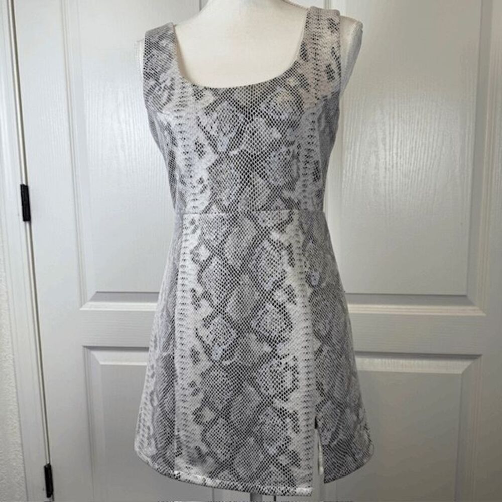 Olivaceous Snakeskin Print Sleeveless Dress Lined Cream Tan Back Zip Size Medium
